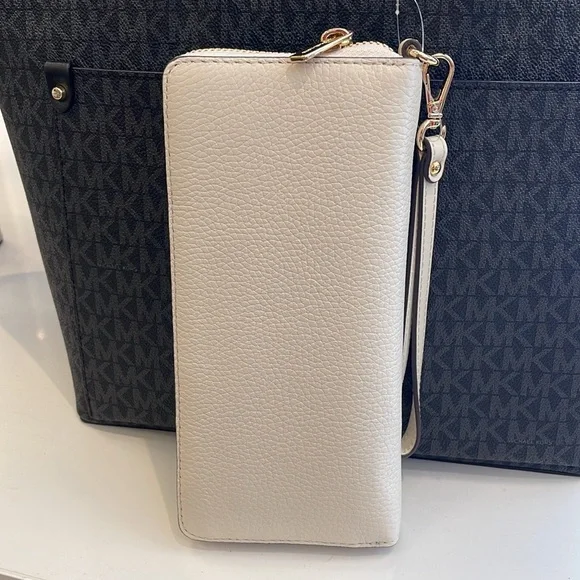 MICHAEL KORS
Leather Continental Wristlet Phone Case Wallet
Light Cream
NWT - Picture 14 of 16